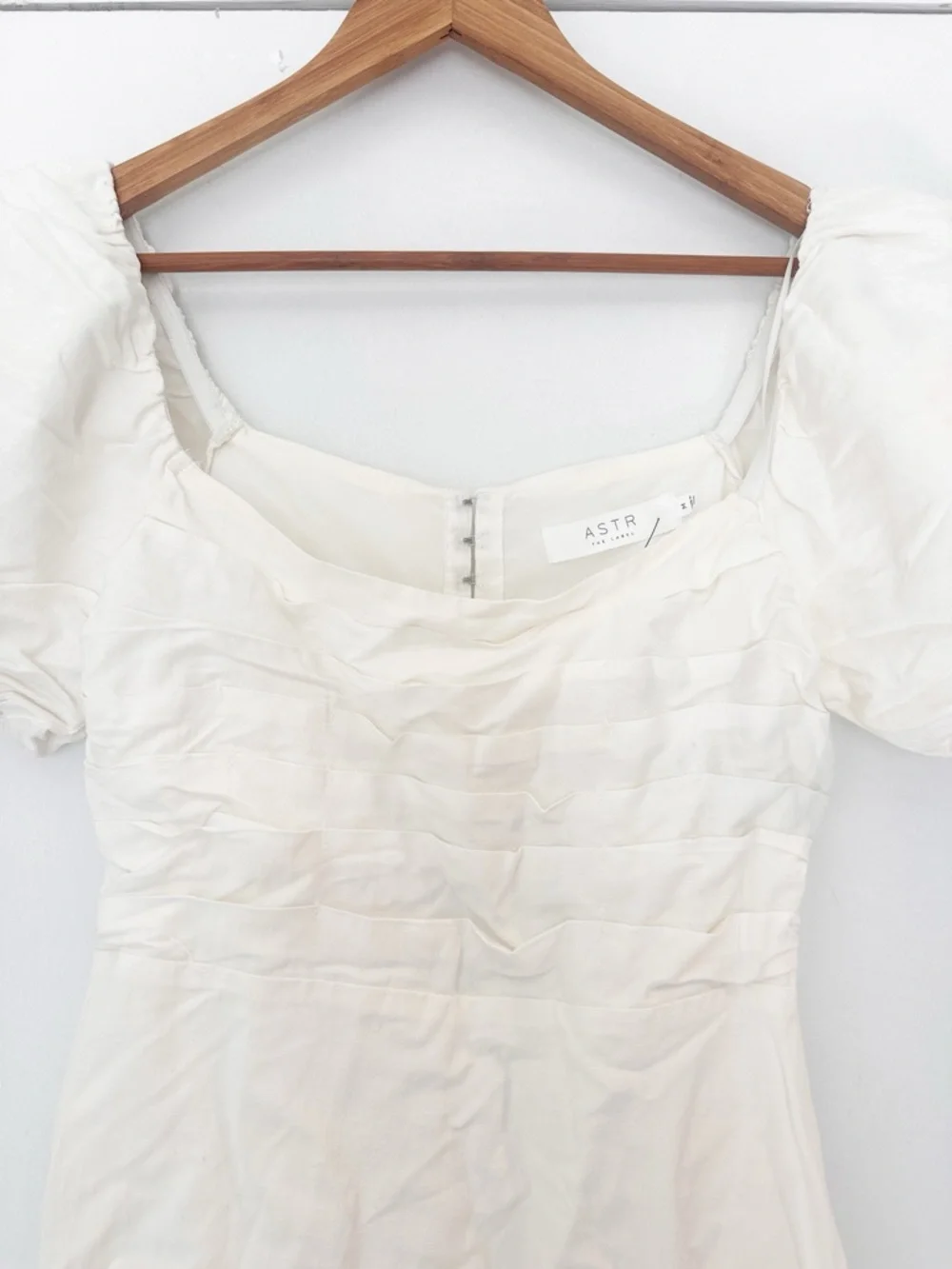 ASTR The LABEL Linen Pleat Front Puff Sleeve Mini Dress White M NWT - Picture 4 of 10